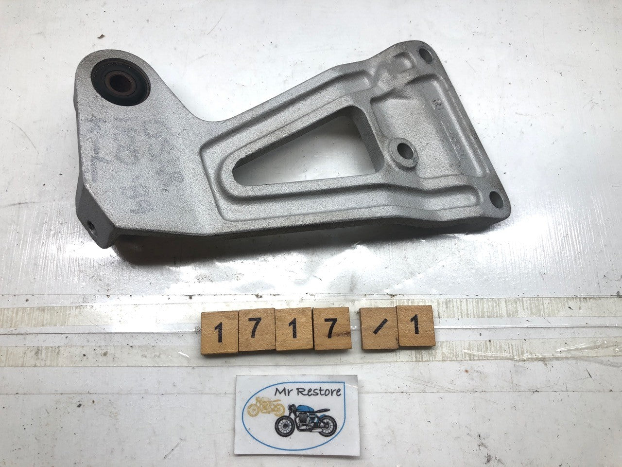 SUZUKI GSXR1100 K R/H pillion footrest bracket
