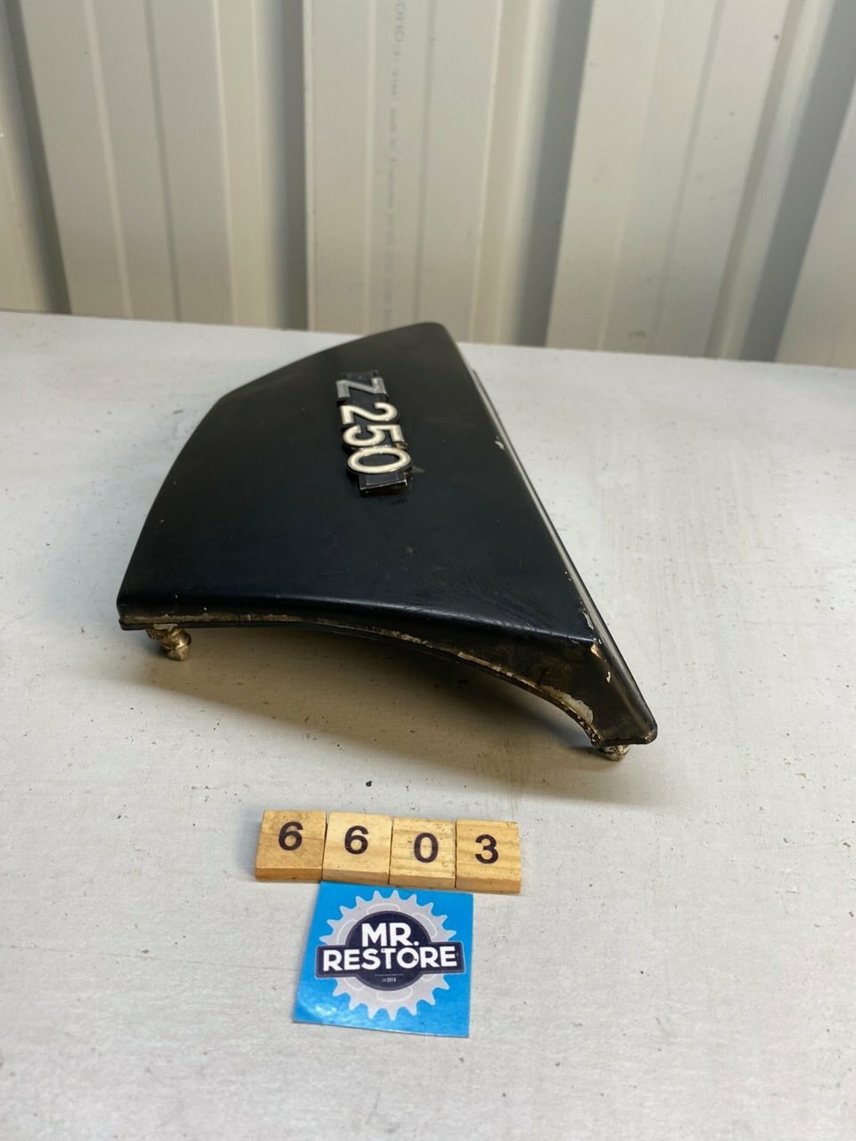 Kawasaki Z250 KZ250 A - R/H Side Cover & Badge 36001-1033