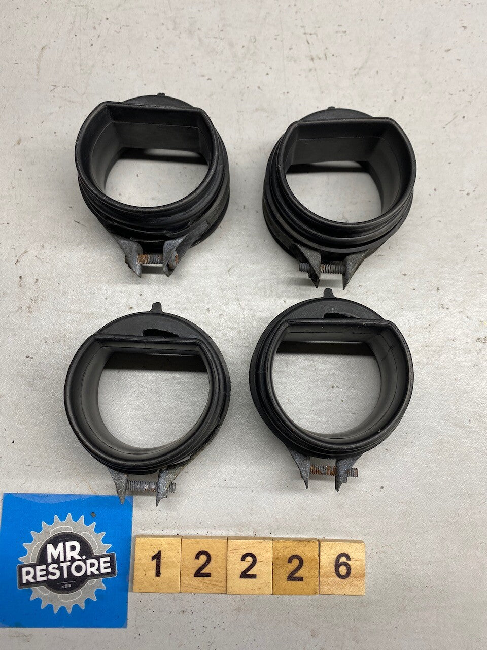 Suzuki RF900 Carb Holders & Clips (set) 13881-31E00 09402-58208