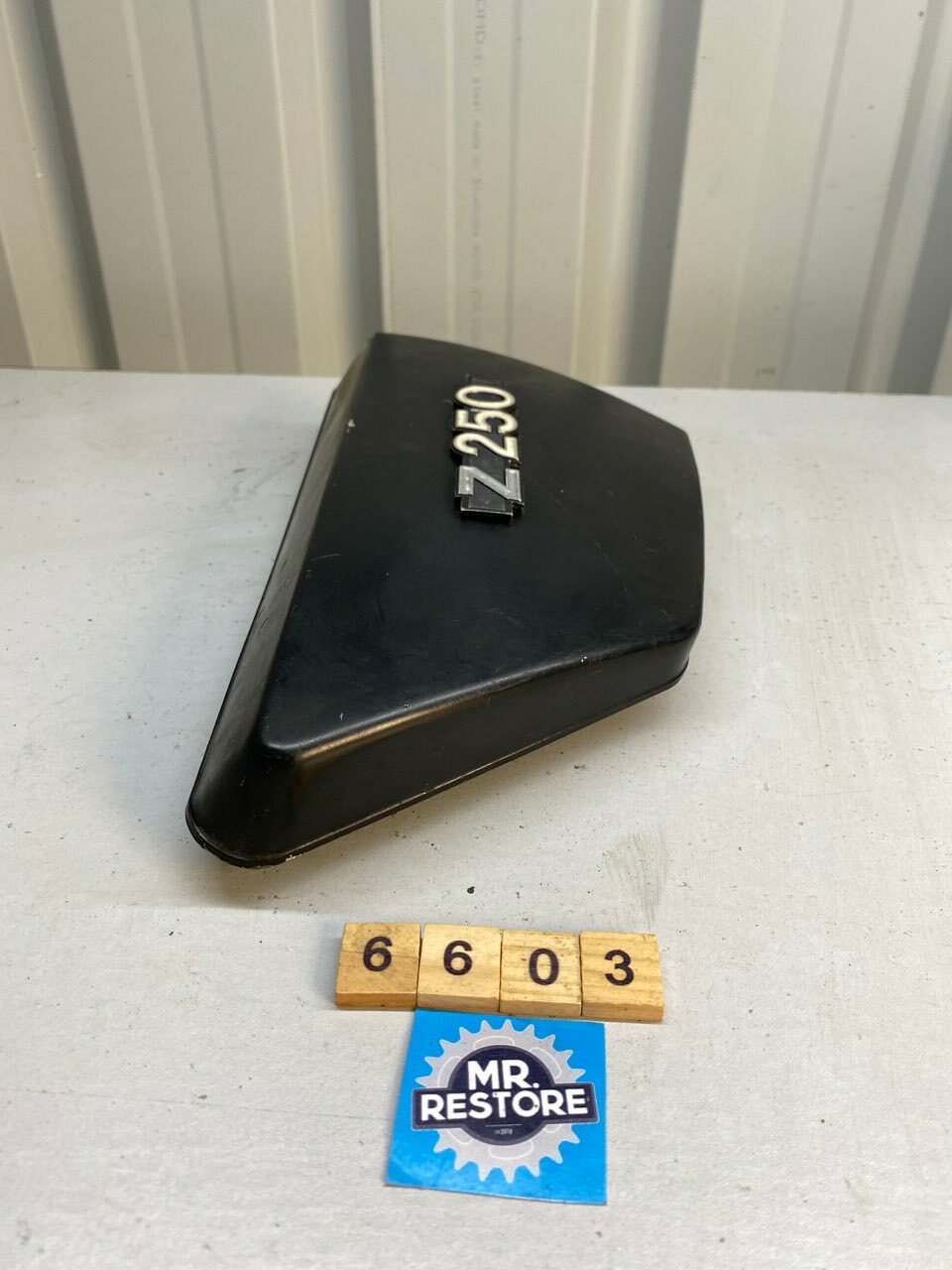 Kawasaki Z250 KZ250 A - R/H Side Cover & Badge 36001-1033
