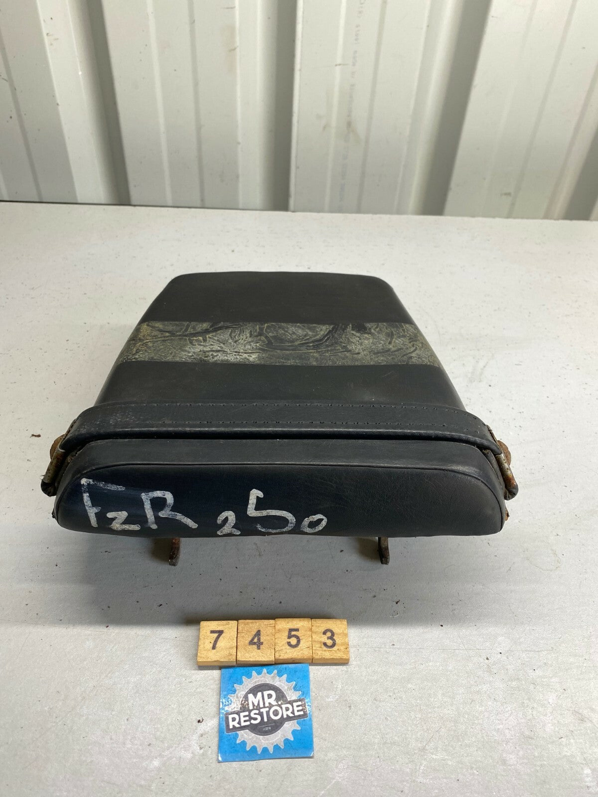 Yamaha FZR250 2KR 3HX Pillion Passenger Seat & Strap 2KR-24750 & 2KR-24734