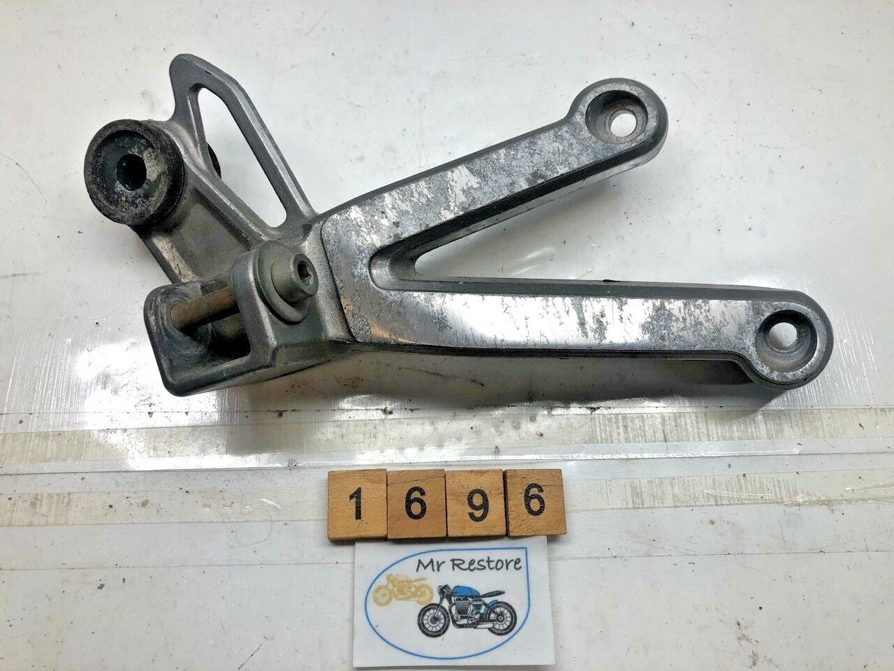 SUZUKI GSF1200 Bandit R/H footrest assy