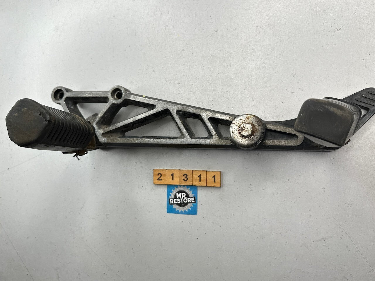 Kawasaki GPZ305 EX305 GPZ250 Belt Drive ER250 Z250 L/H Foot Rest Peg Bracket