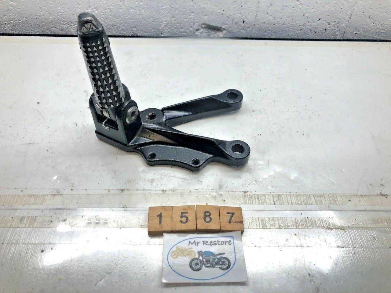 KAWASAKI ZX10 L/H FOOTREST Bracket assy 35063-0226