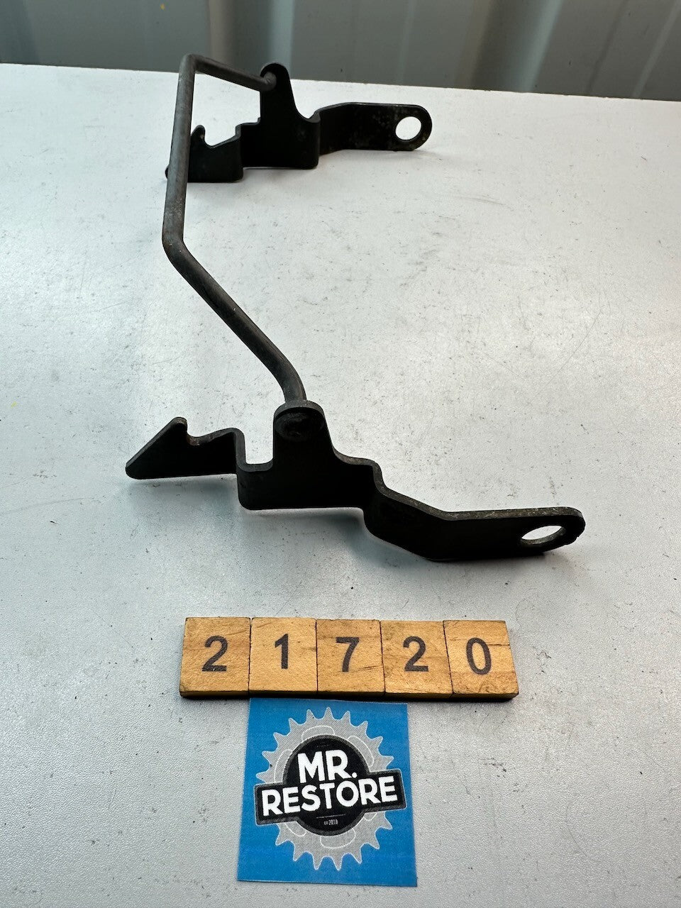 Kawasaki GPZ900R ZX900 Seat Latch Bar 27012-1321