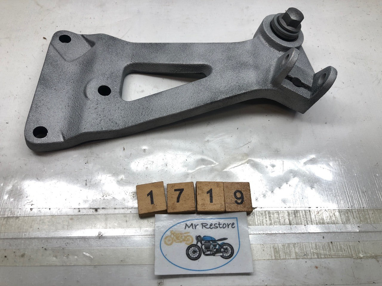 SUZUKI GSXR750 J R/H pillion footrest bracket