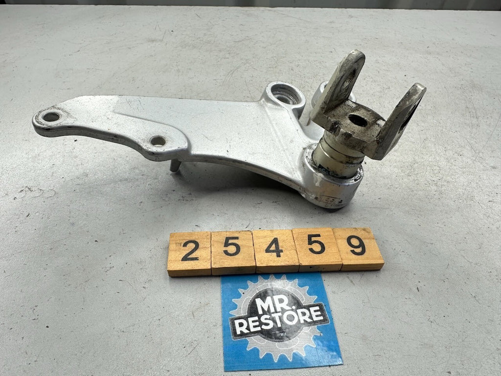 Suzuki GSXR750 GSXR600 2006-10 Front Right Foot Rest Bracket 43511-01H01