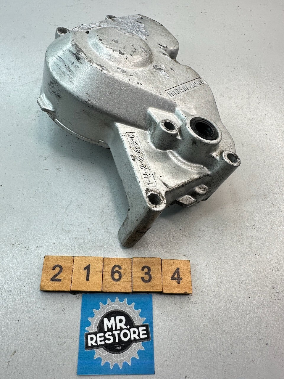Yamaha FZR250 3LN Crankcase Front Sprocket Cover 2