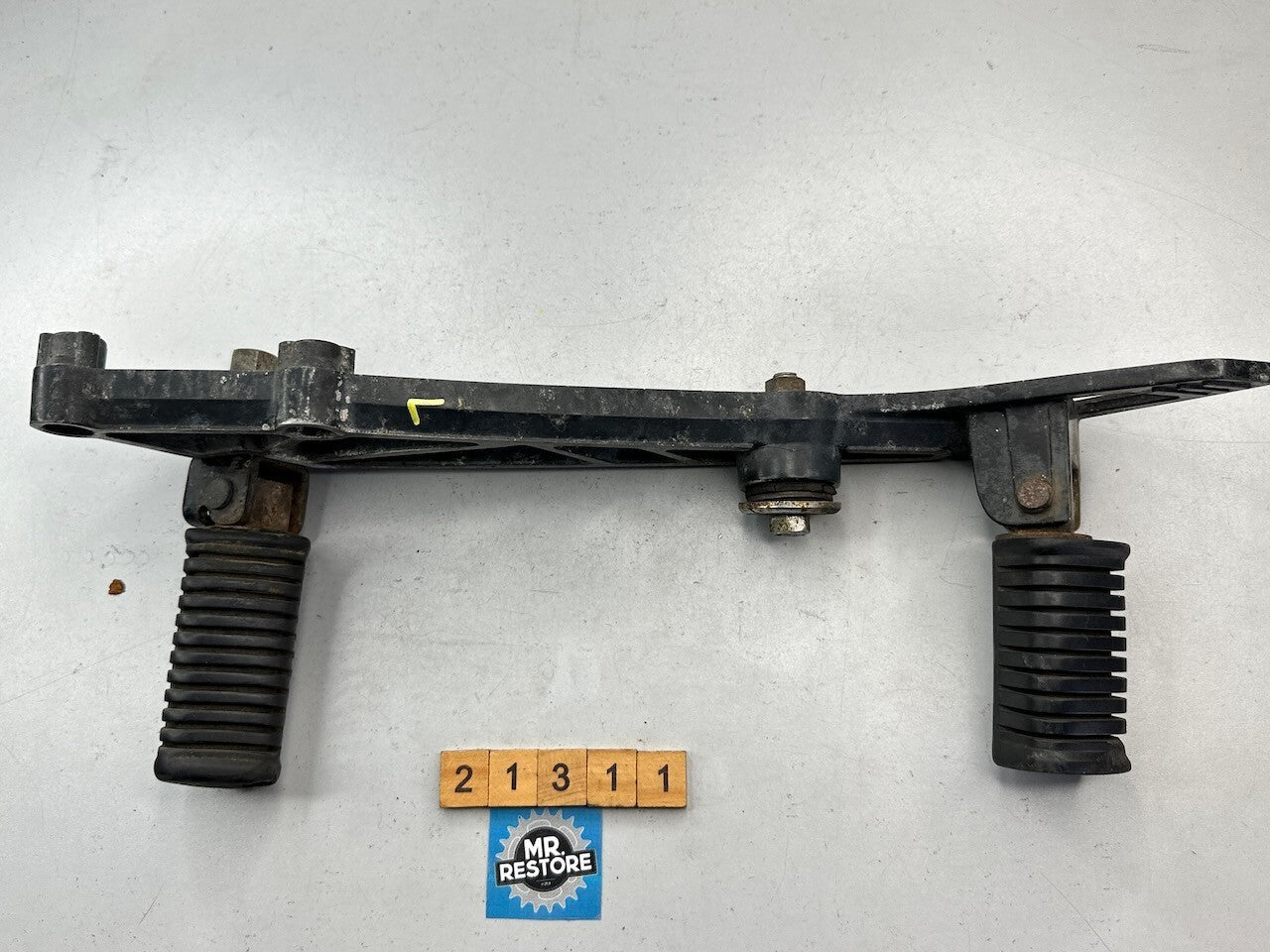 Kawasaki GPZ305 EX305 GPZ250 Belt Drive ER250 Z250 L/H Foot Rest Peg Bracket