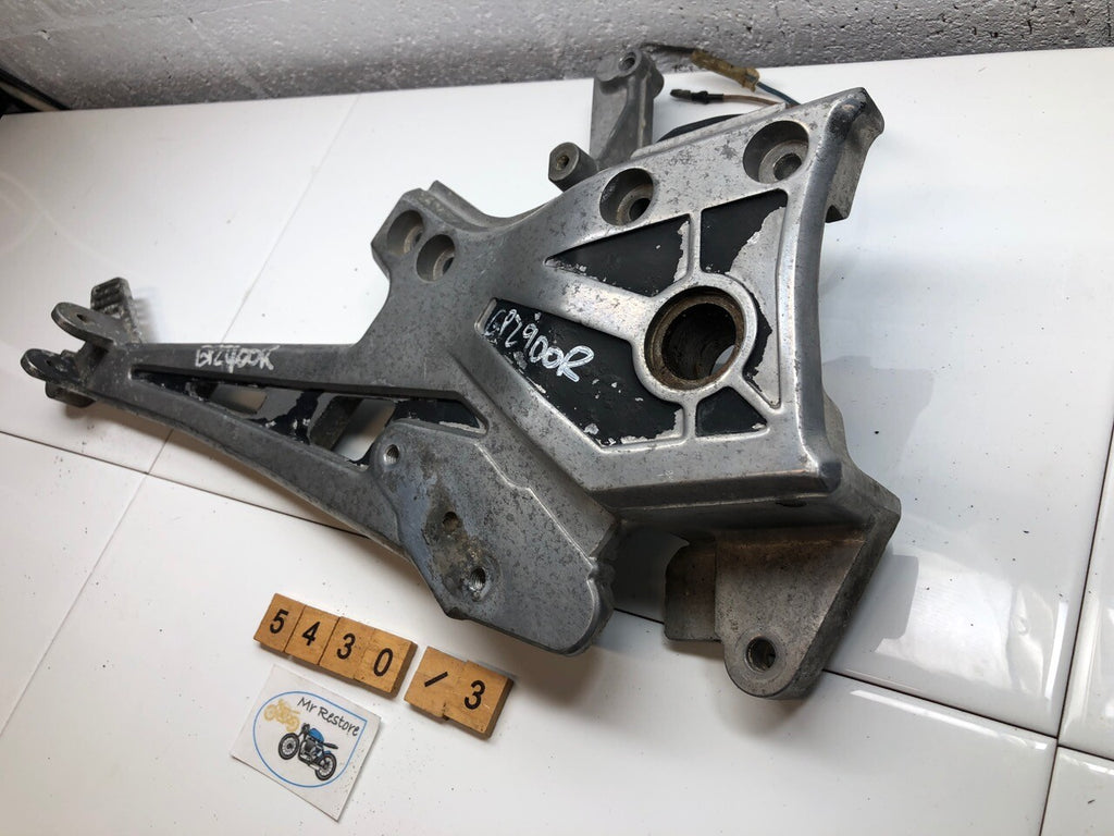 Kawasaki GPZ900R GPZ750R ZX900 R/H Footrest Bracket Hanger 35011-1210