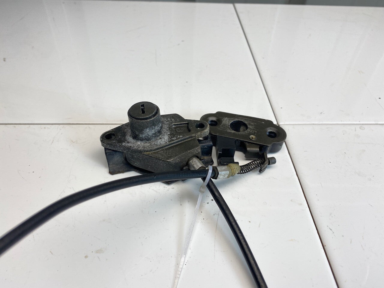 Triumph Daytona 900 Seat Latch (no key)