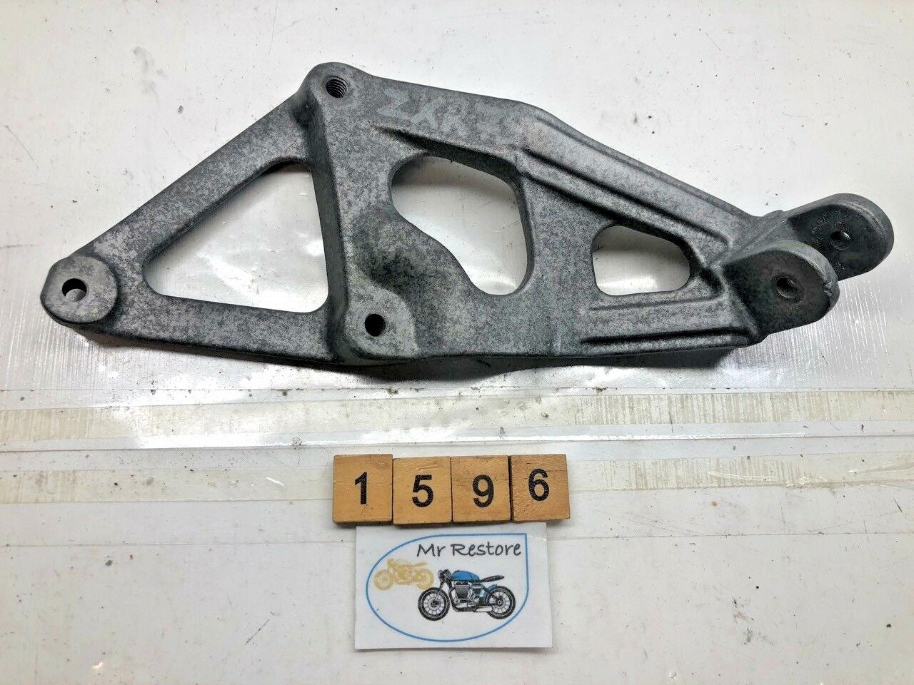 KAWASAKI ZXR750 H R/H Pillion FOOTREST Bracket assy