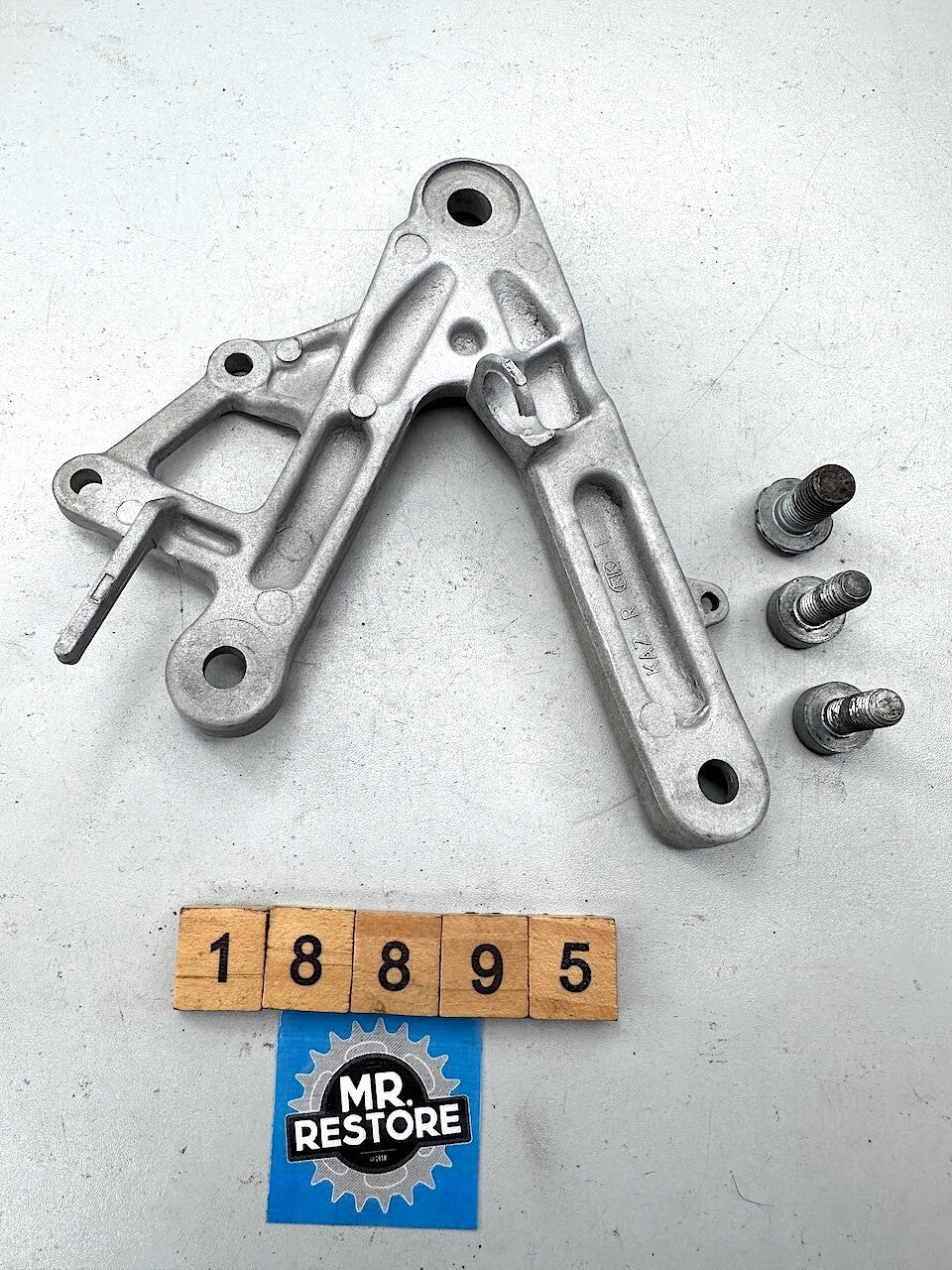 Honda CBR250RR MC22 R/H Footrest Foot Peg Bracket & Fixings 50600-KAZ