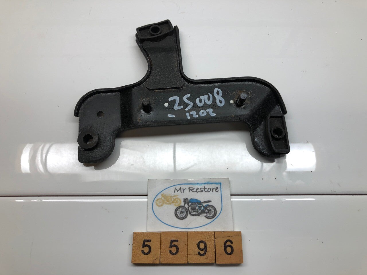 Kawasaki ZX6R ZX600 F3 1995-7 Clock Dash Mount Bracket & Rubbers 25008-1202