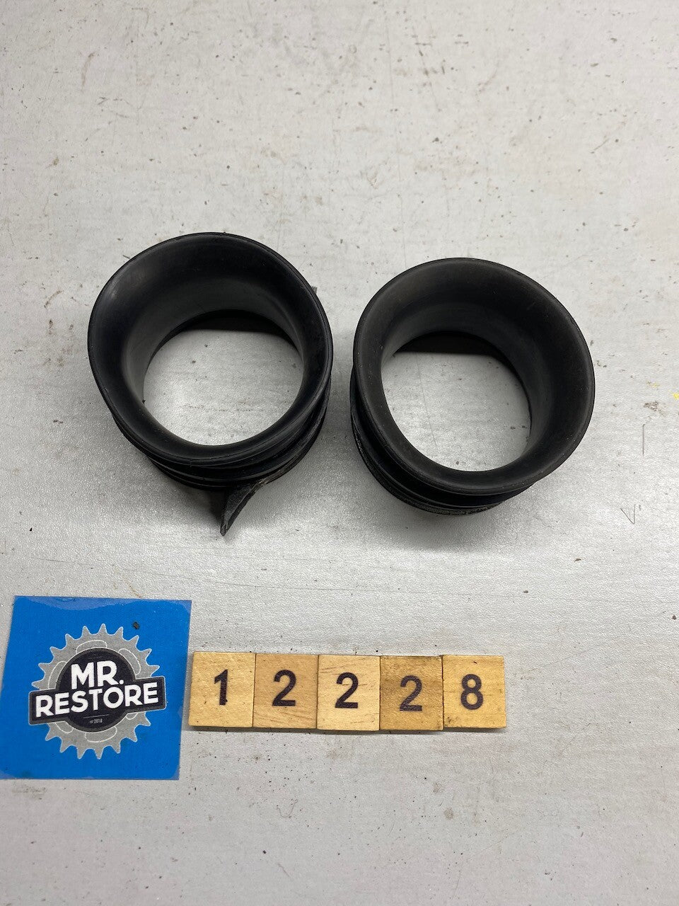 Suzuki RGV250 OEM Carb Holders & Clips (Pair)