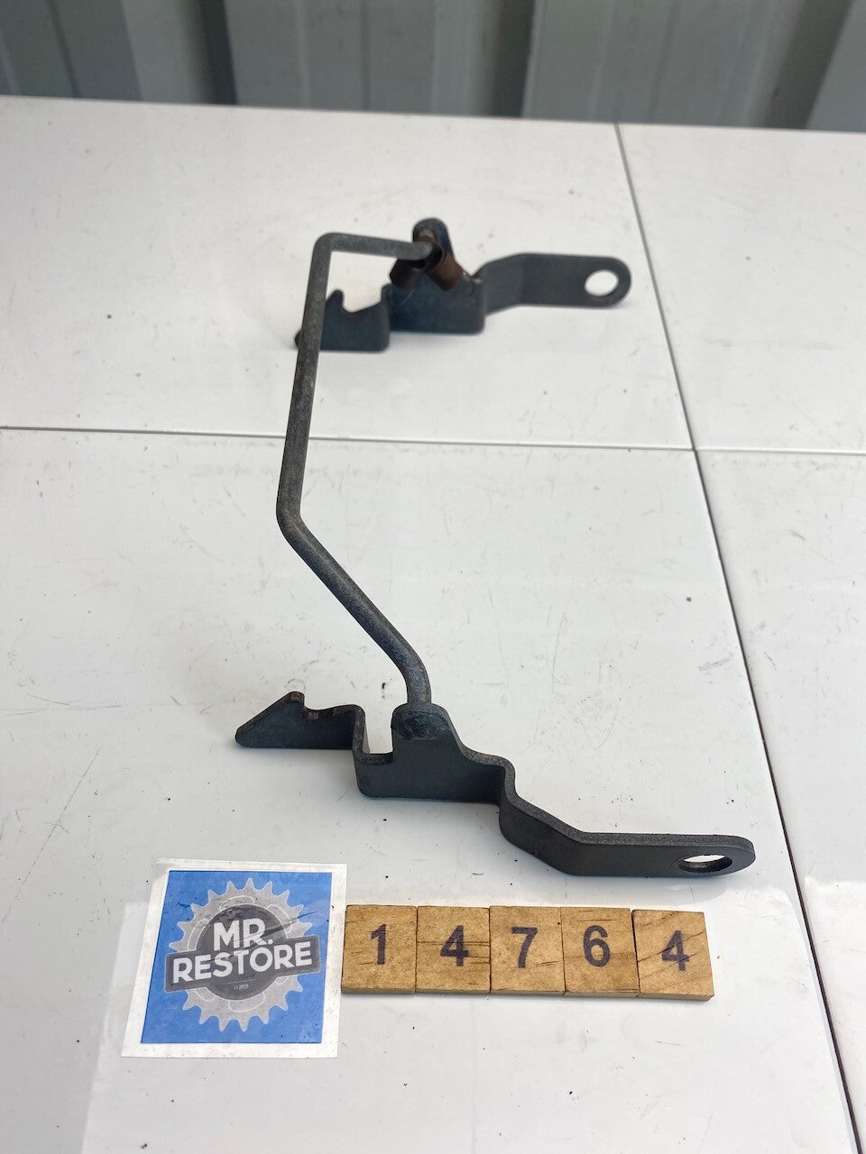 Kawasaki GPZ900R ZX900 Seat Latch Bar & Springs 27012-1321