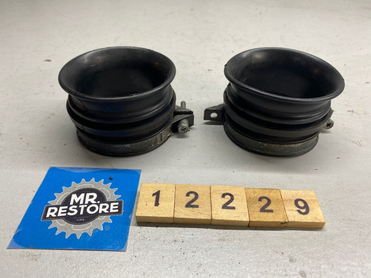 Suzuki RGV250 OEM Carb Holders & Clips (Pair)