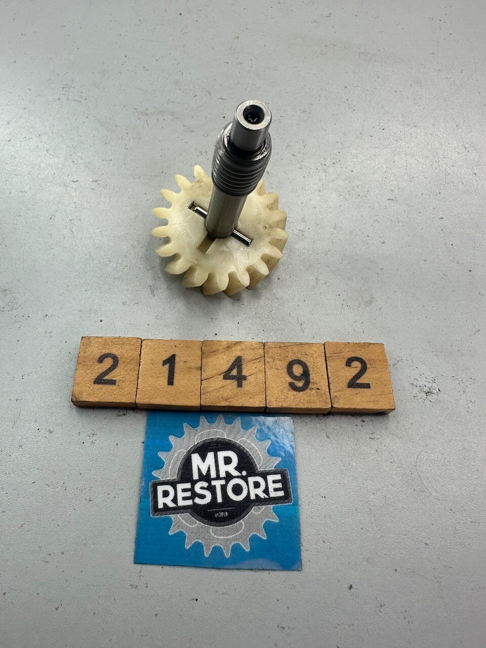 Yamaha TZR250 TDR250 R1-Z - 2T Oil Pump Worm Shaft & Drive Gear 1KT-13175-00