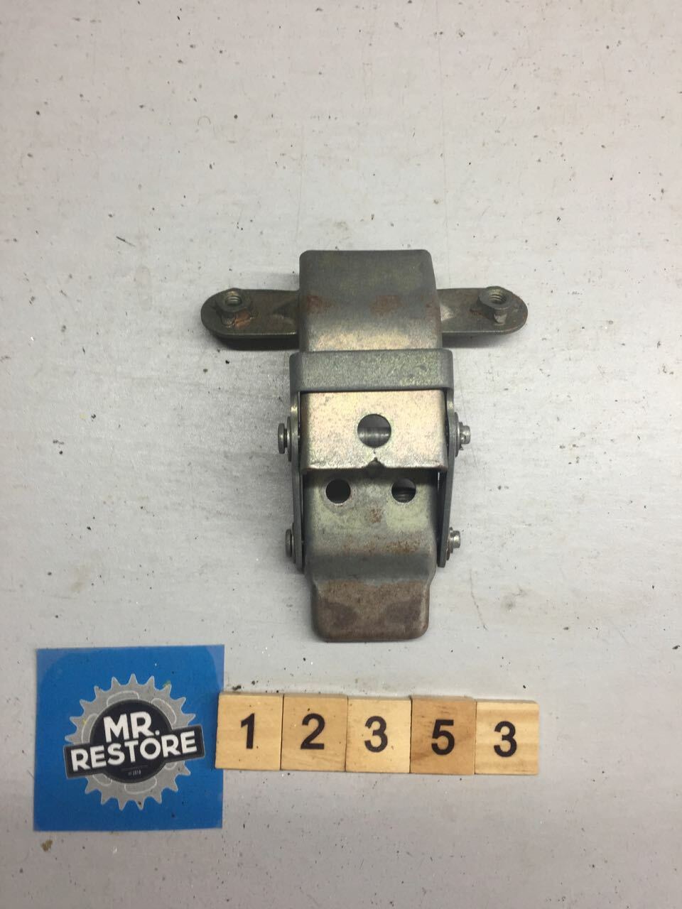 Yamaha FZR400 Pillion Seat Latch & Spring (off of seat 3EN-24750-50)