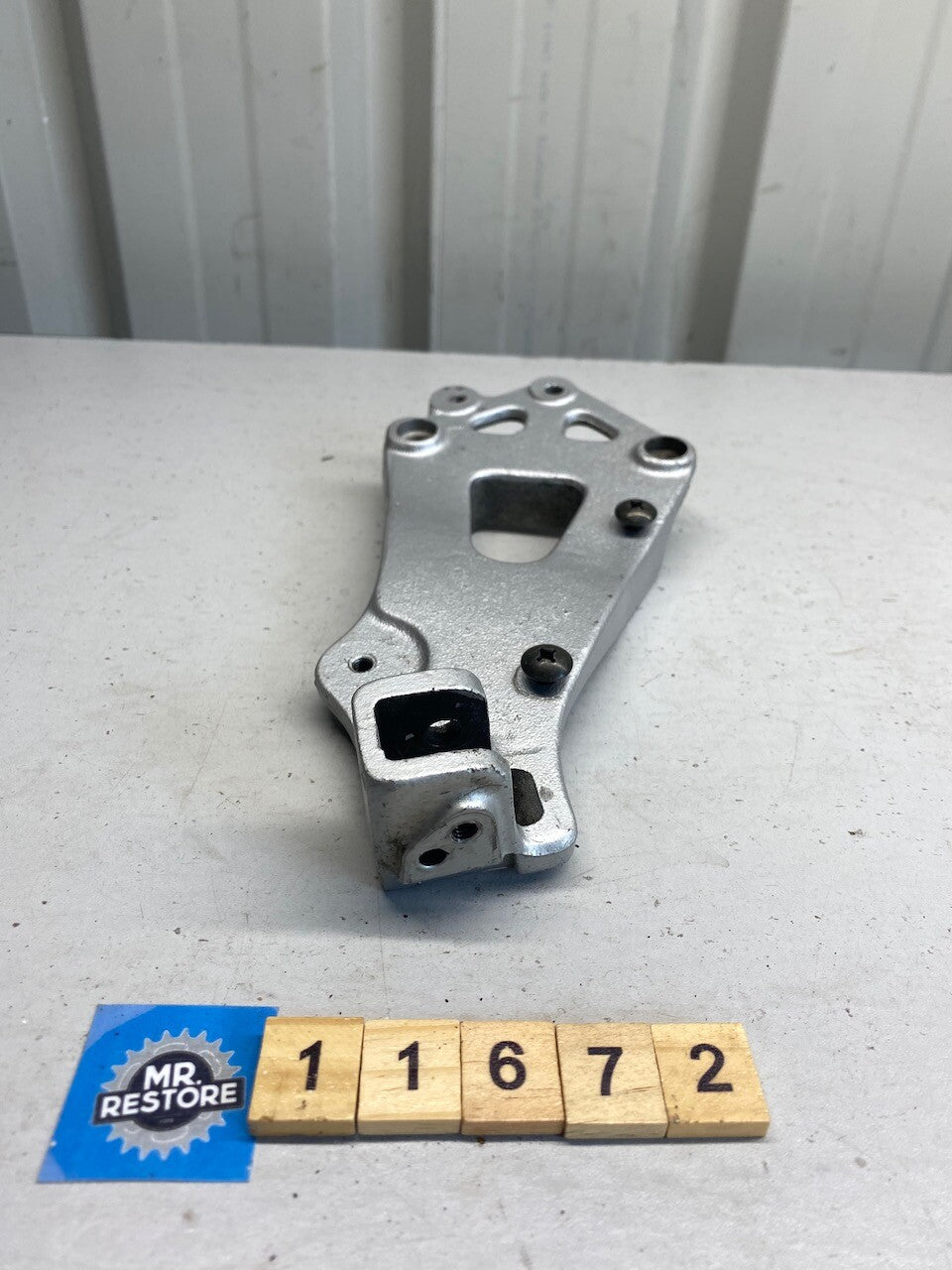Suzuki GSXR1100 GSXR750 GSX750 Katana L/H Pillion Footrest Bracket 43821-27A00