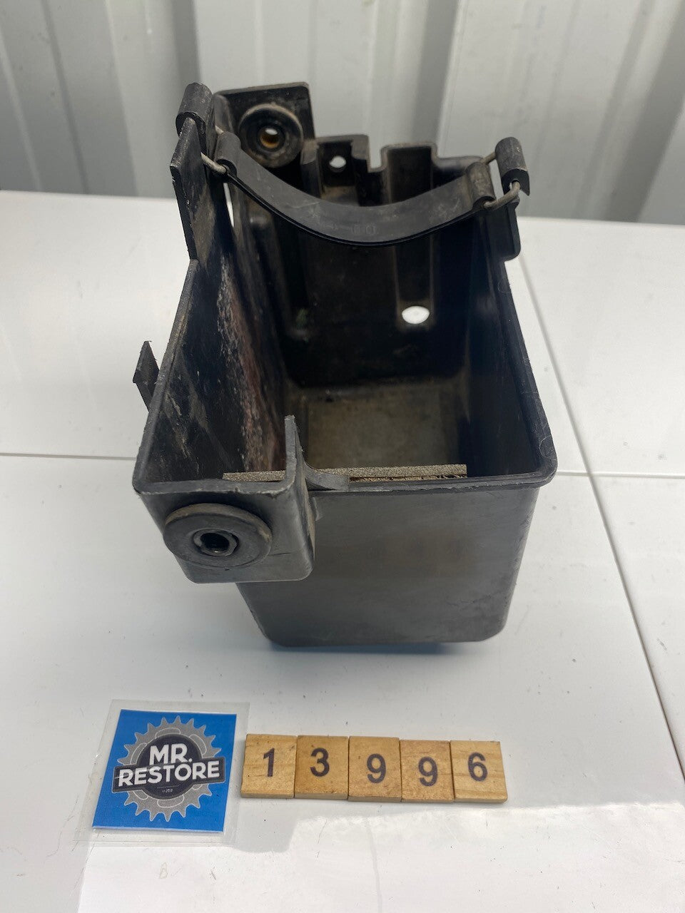 Yamaha FZR1000 FZR750 1987-88 Battery Holder Box & Strap 2GH-21245