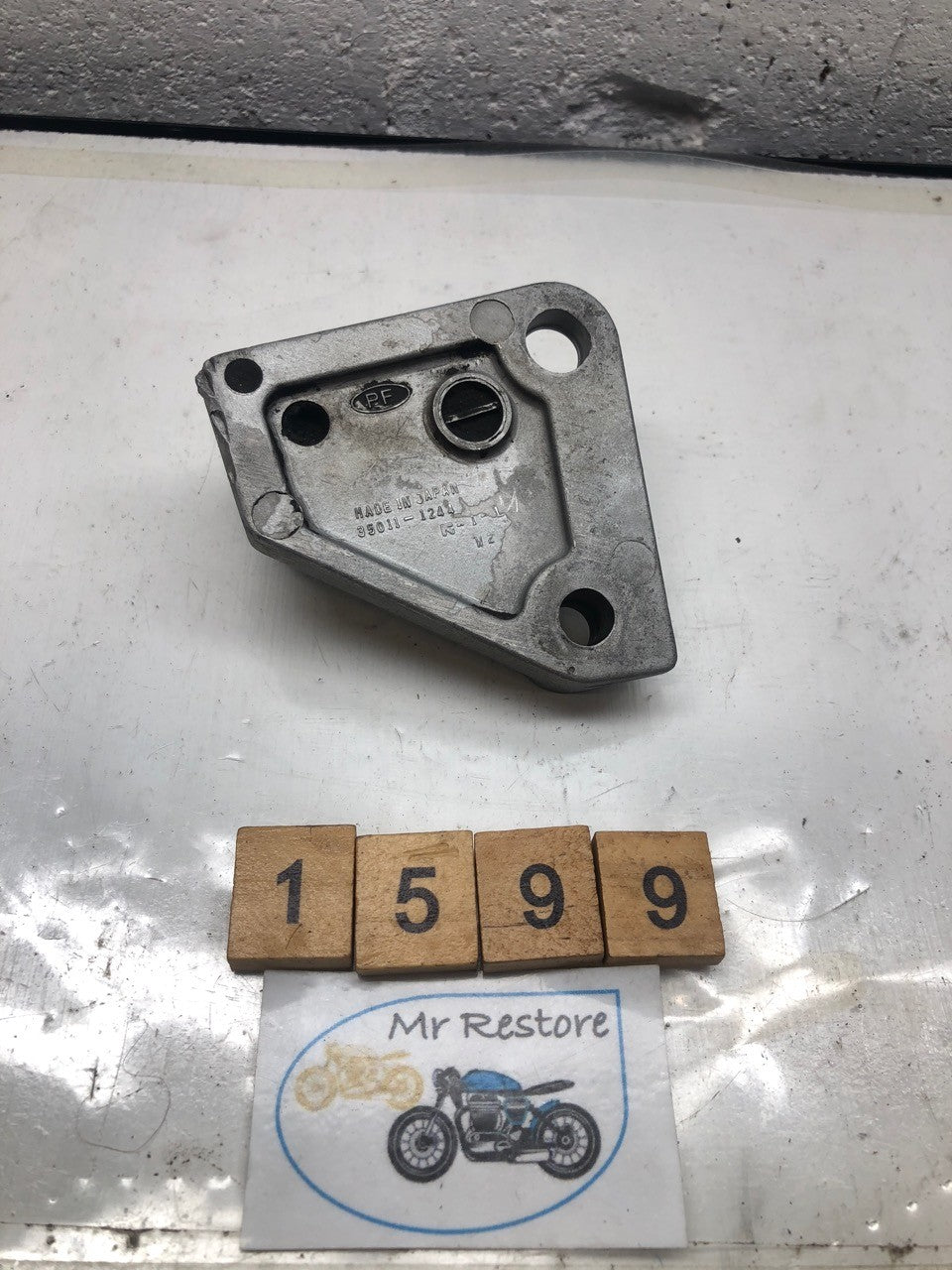 KAWASAKI GPZ600 LH FOOTREST Bracket assy 85-89 35011-1244