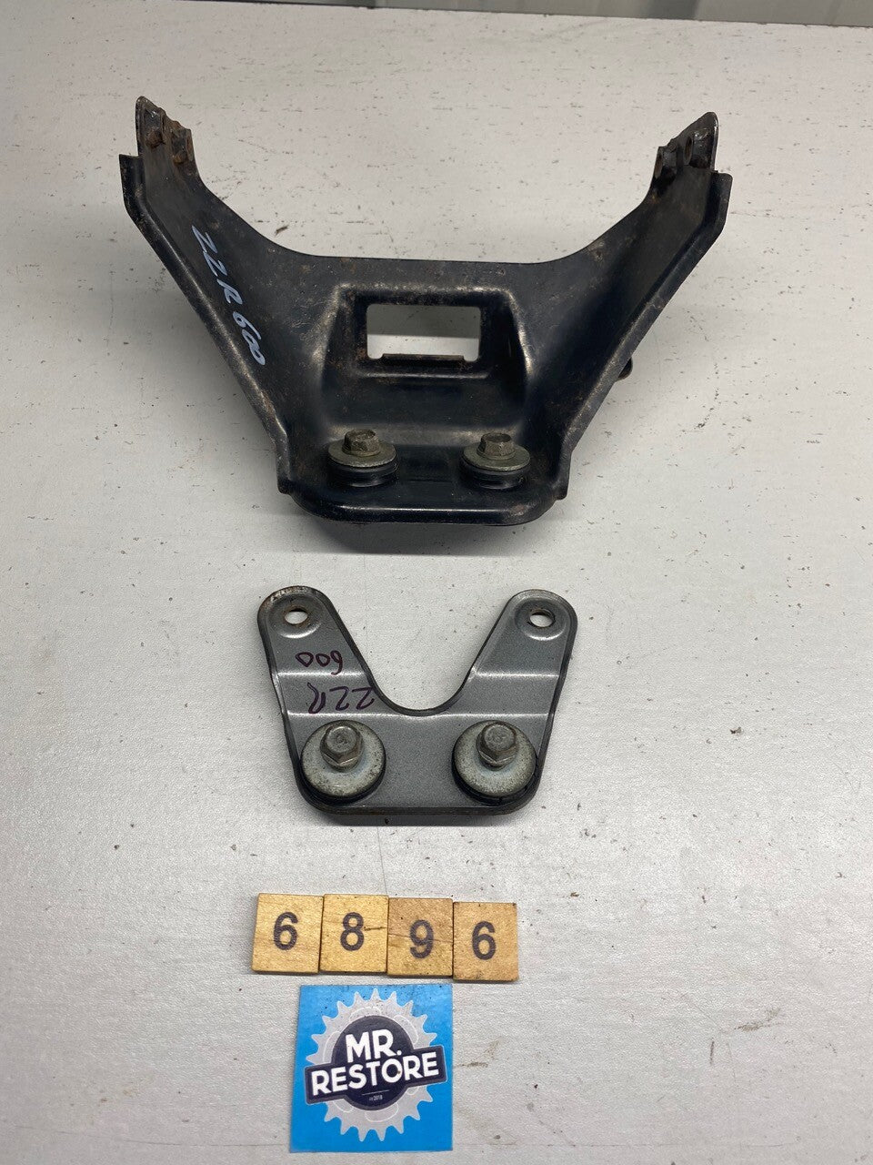 Kawasaki ZZR600 Fuel Gas Tank Mounts & Fixings