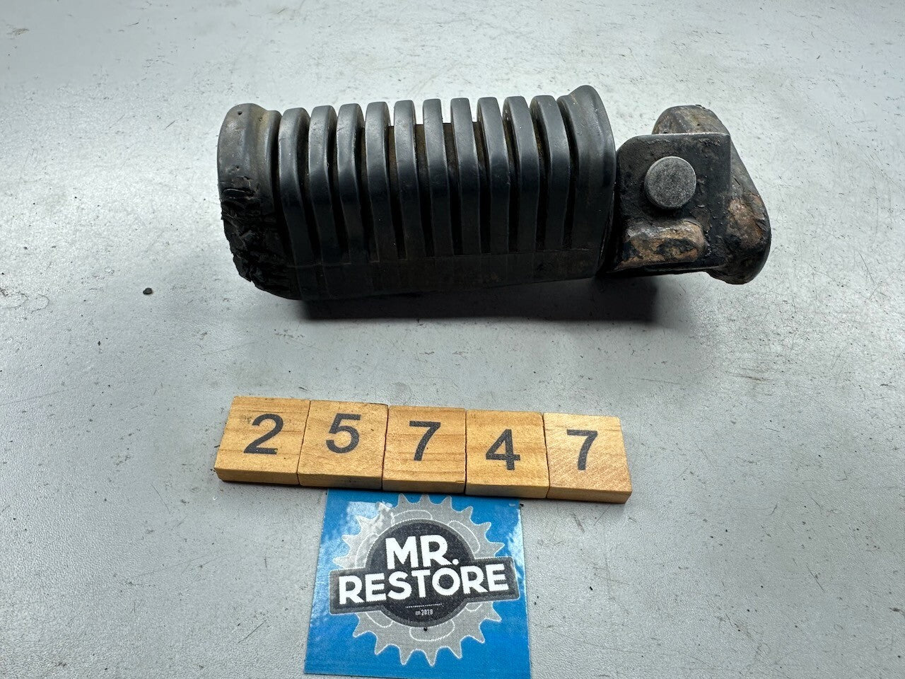 Kawasaki Z250 A - Front Right Foot Rest Peg & Bracket