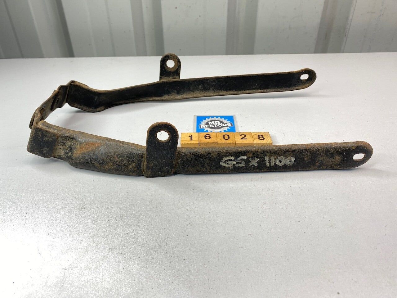 Suzuki GS1000 GS850 GSX1100 GSX750 Rear Fender Mudguard Stay Bracket 63120-49000