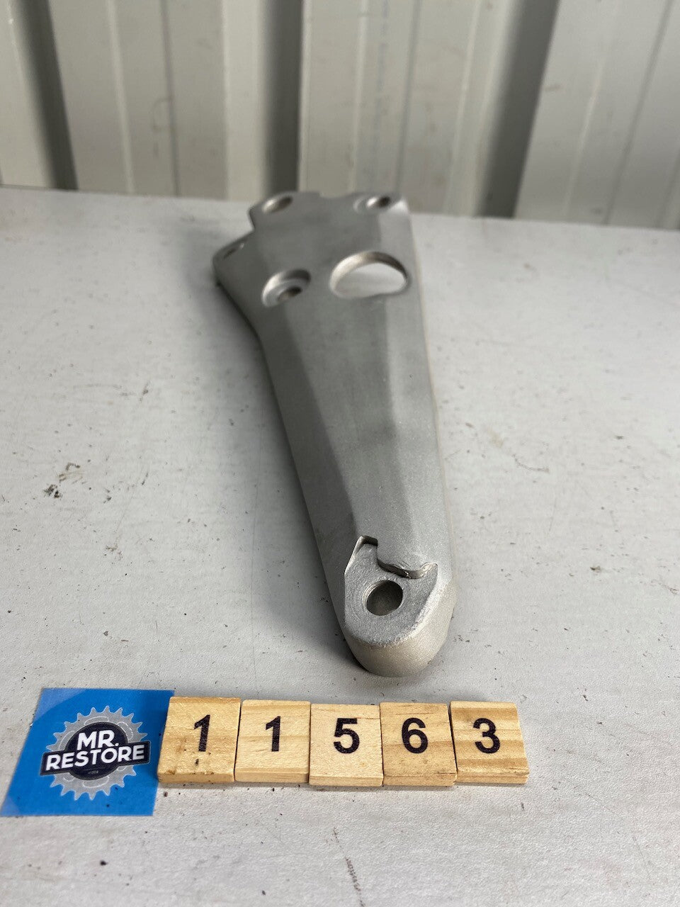 Suzuki GSX400 GSX250 GS450 R/H Muffler Bracket 43811-44110