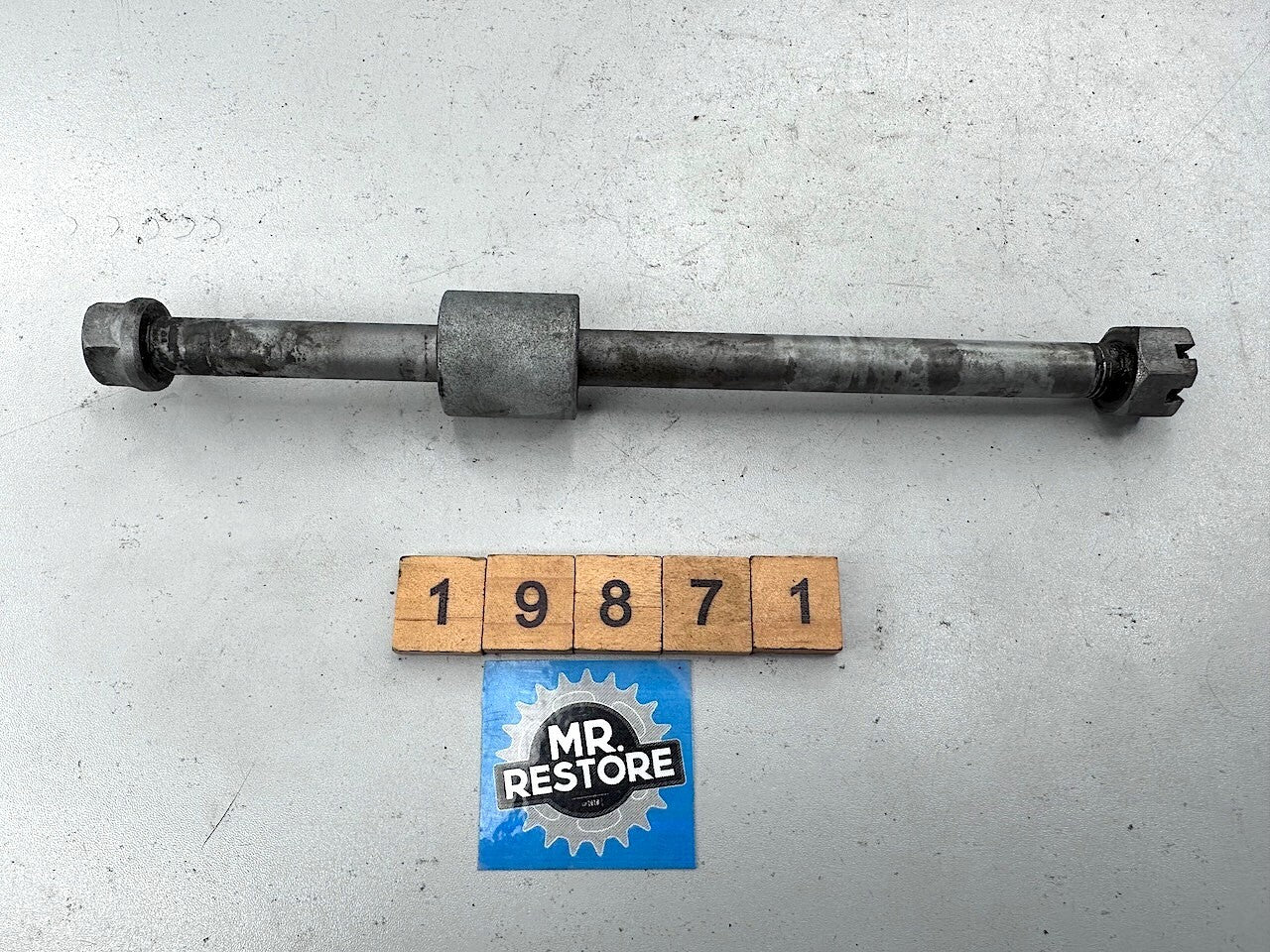 Yamaha V90 T 1982 Rear Wheel Axle, Spacer & Castle Nut