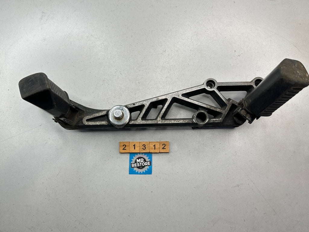 Kawasaki GPZ305 EX305 GPZ250 Belt Drive ER250 Z250 R/H Foot Rest Peg Bracket