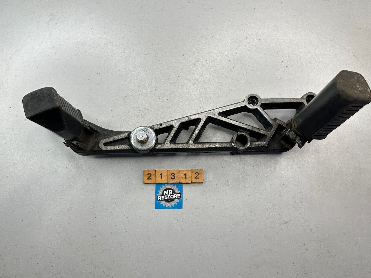 Kawasaki GPZ305 EX305 GPZ250 Belt Drive ER250 Z250 R/H Foot Rest Peg Bracket
