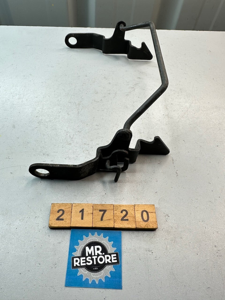 Kawasaki GPZ900R ZX900 Seat Latch Bar 27012-1321
