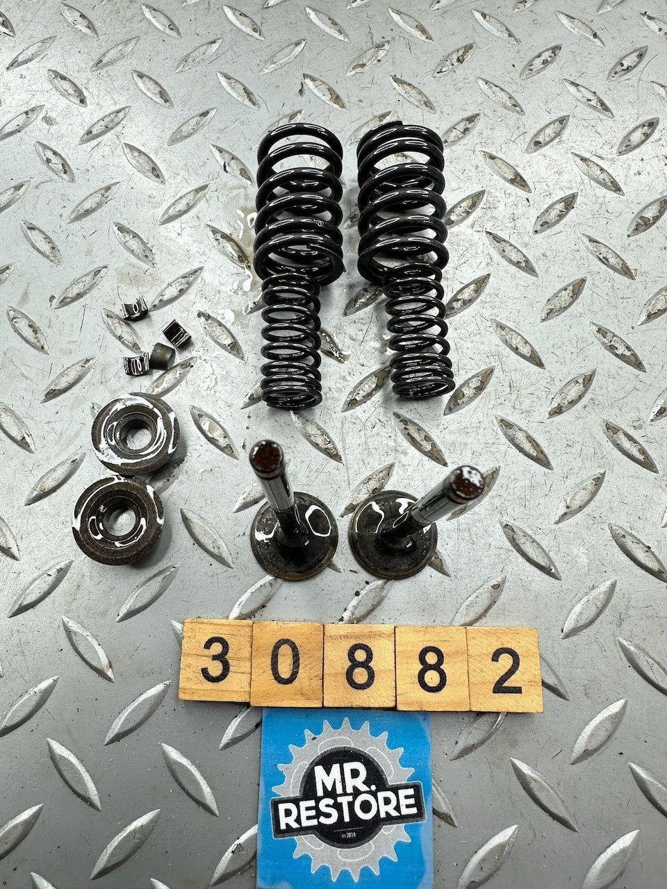 Suzuki GSXR750 88-90 Exhaust Valves / Spring / Retainer 12912-17D00 12920-17C00
