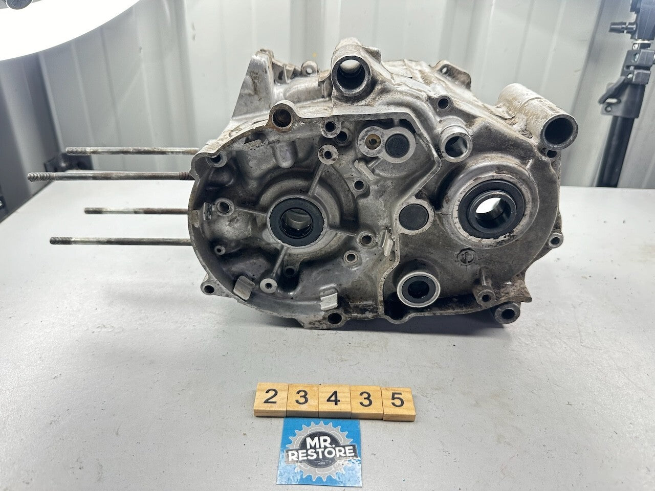 Yamaha V70 U7E Crankcases 298-15111-01  298-15121-01