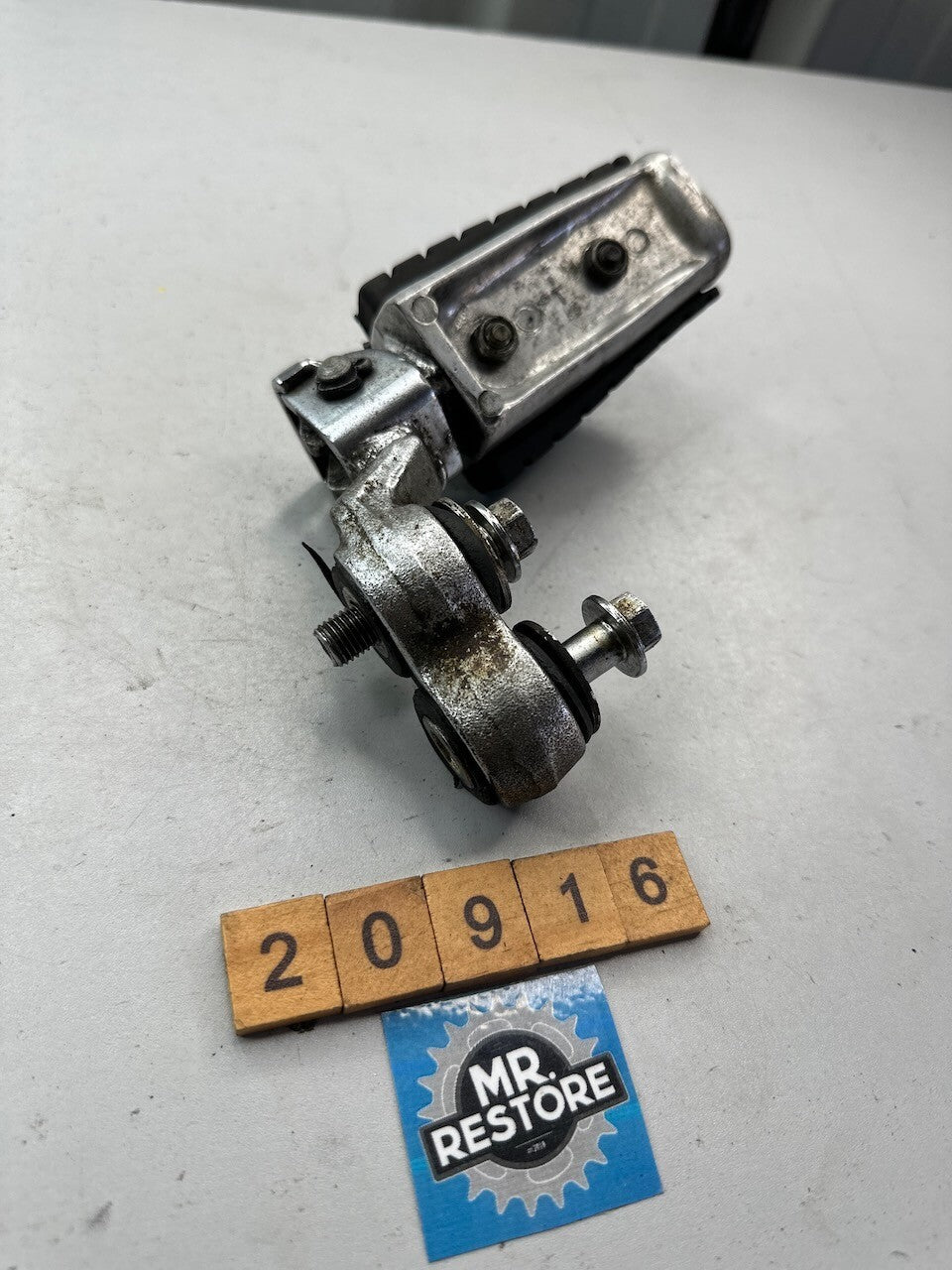 Yamaha XV1100 XV1000 XV750 XV500 XV400 R/H Riders Foot Rest Peg & Bracket