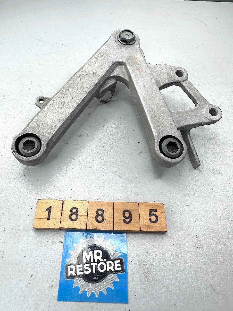 Honda CBR250RR MC22 R/H Footrest Foot Peg Bracket & Fixings 50600-KAZ