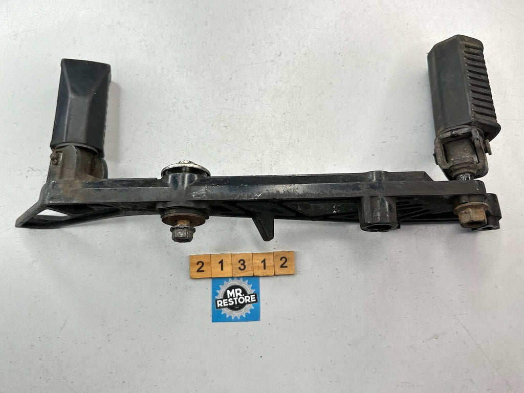 Kawasaki GPZ305 EX305 GPZ250 Belt Drive ER250 Z250 R/H Foot Rest Peg Bracket