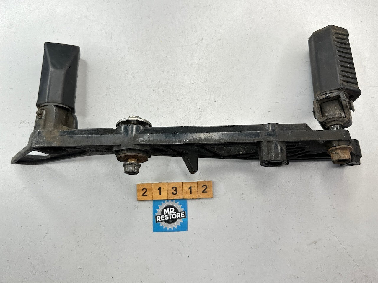 Kawasaki GPZ305 EX305 GPZ250 Belt Drive ER250 Z250 R/H Foot Rest Peg Bracket