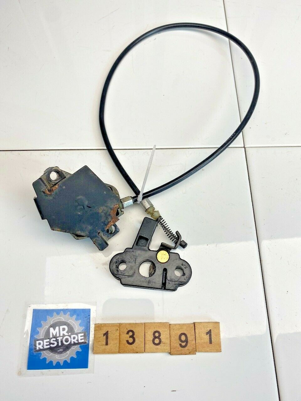 Triumph Daytona 900 Seat Latch (no key)