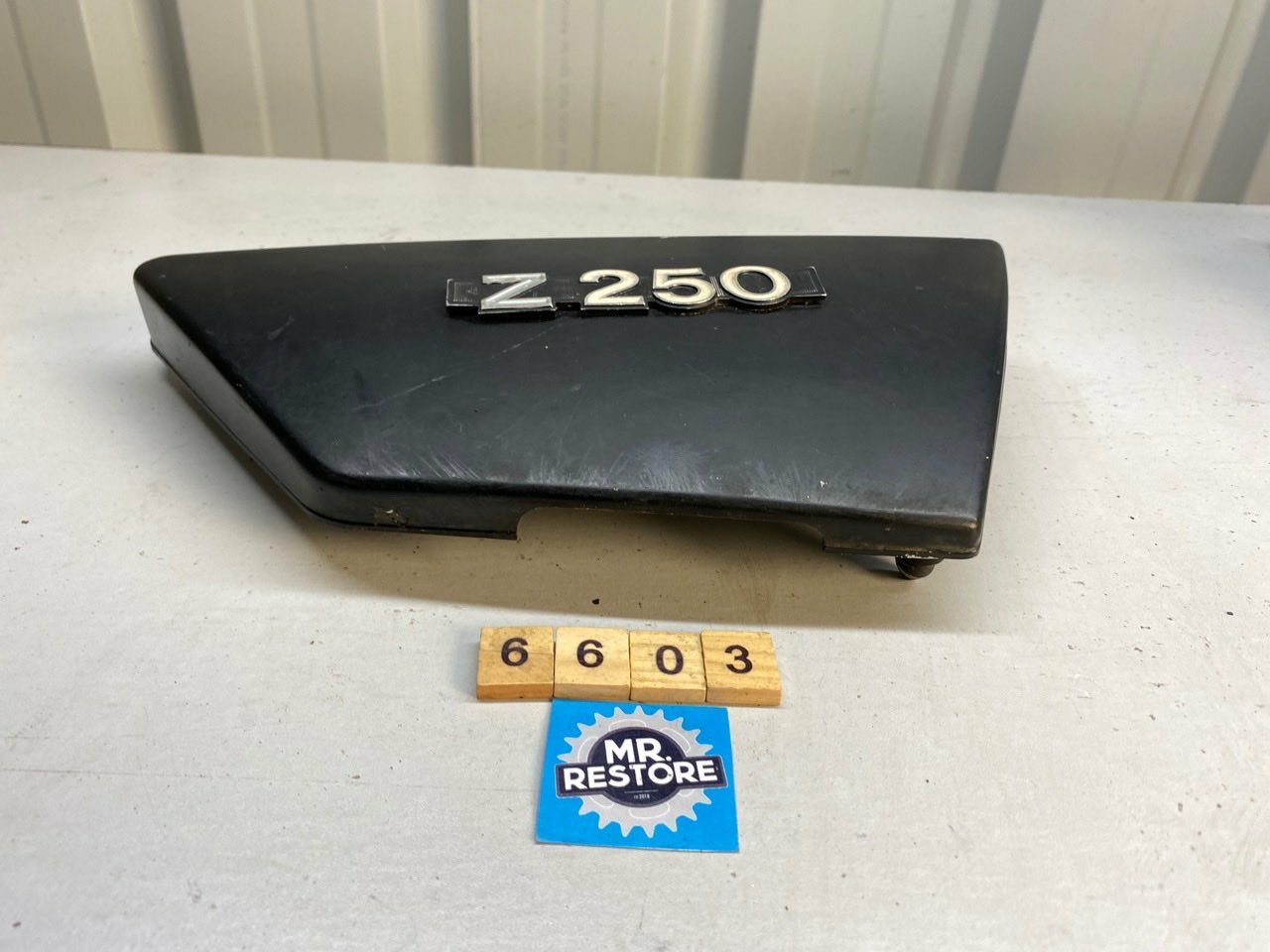 Kawasaki Z250 KZ250 A - R/H Side Cover & Badge 36001-1033