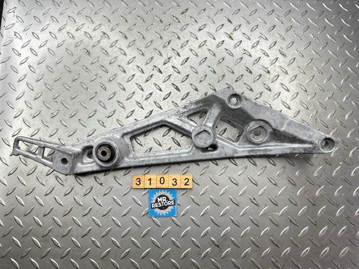 Yamaha RZ500 RD500LC RZV500R Right Footrest Foot Peg Bracket 47X-27443-00