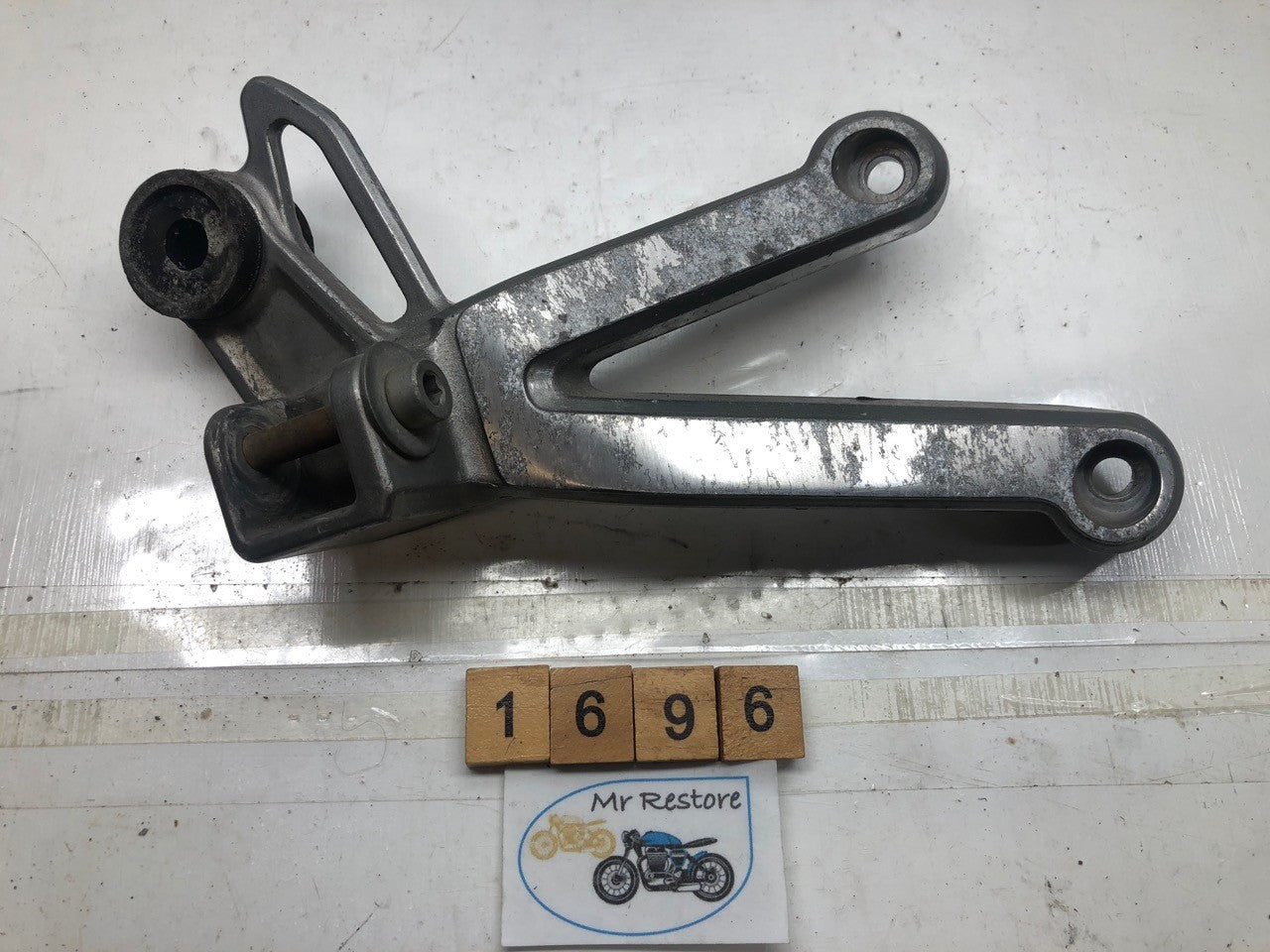 SUZUKI GSF1200 Bandit R/H footrest assy