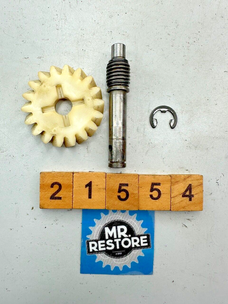 Yamaha TZR250 TDR250 R1-Z - 2T Oil Pump Worm Shaft & Drive Gear 1KT-13175-00