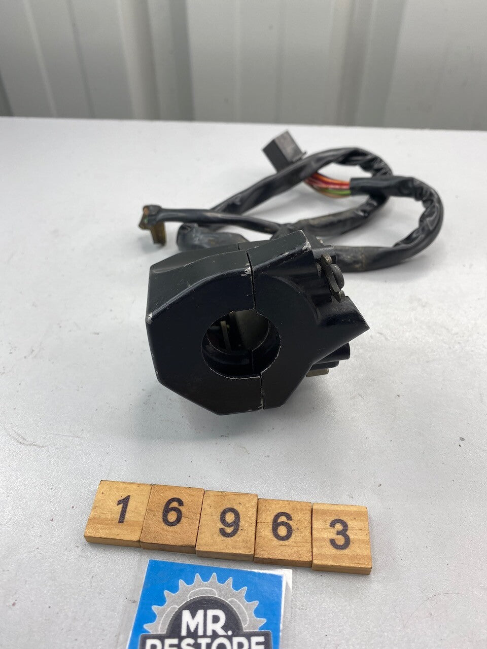 Yamaha FZR250 3LN R/H Handlebar Switch 3EN-83973