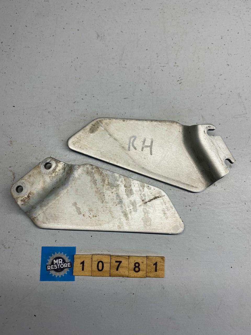 Yamaha FZR250 3LN Pair of Foot Rest Plates 3LN-27445 & 3LN-27446