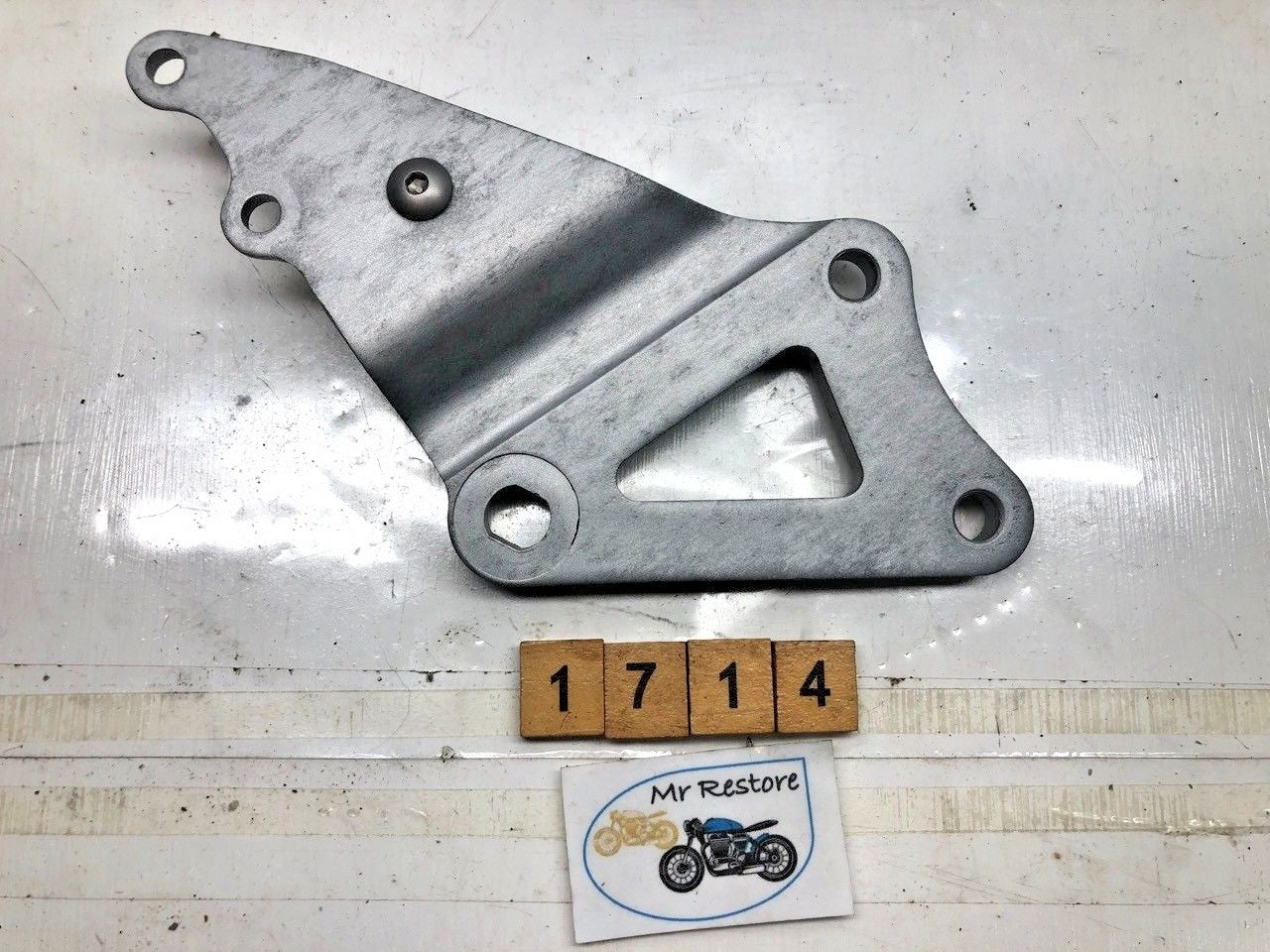 SUZUKI GSXR750 J,K R/H footrest bracket