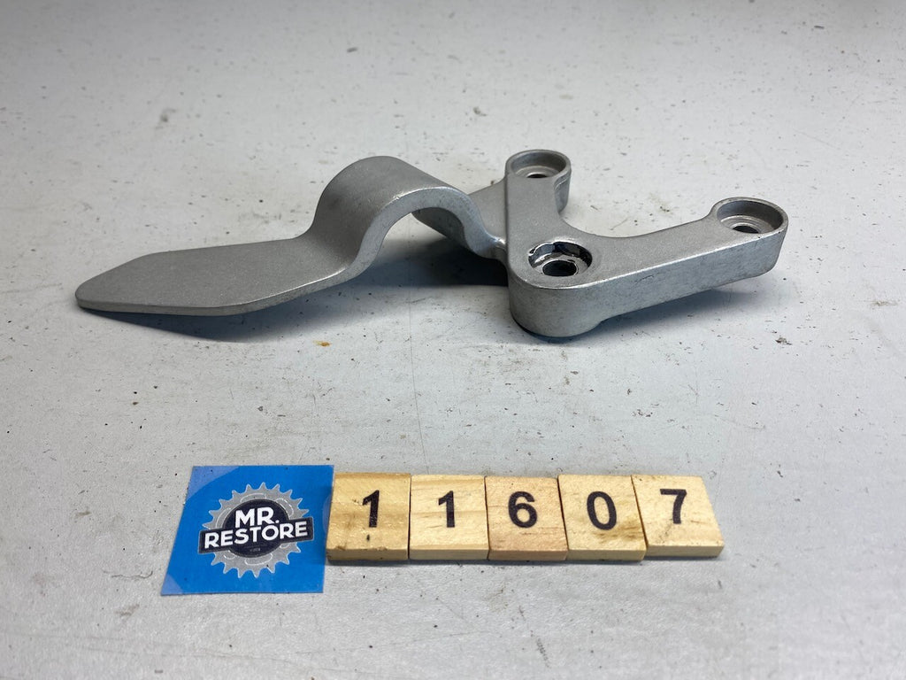Yamaha FZR250 2KR 3HX1 R/H Foot Rest Bracket 2KR-27443