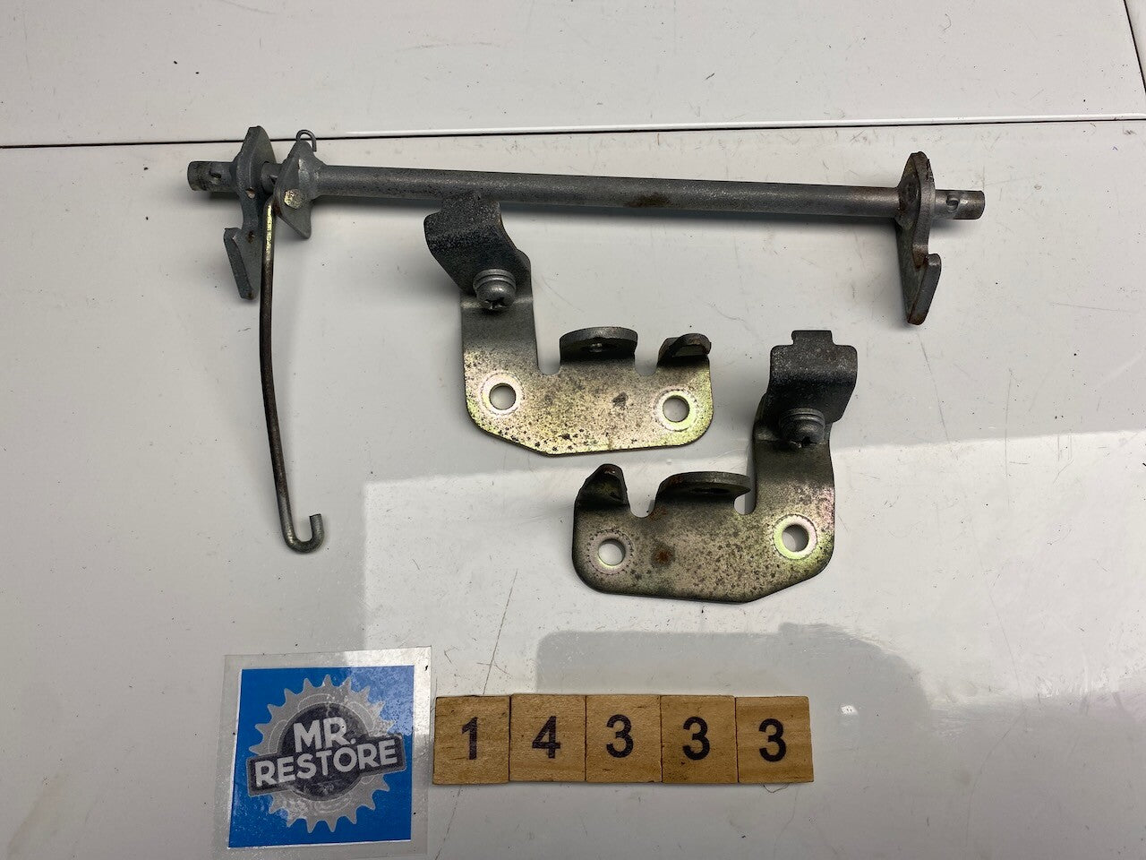 Yamaha FZR1000 Seat Latch Lever & Brackets 1989-1990 - 2GH-24776